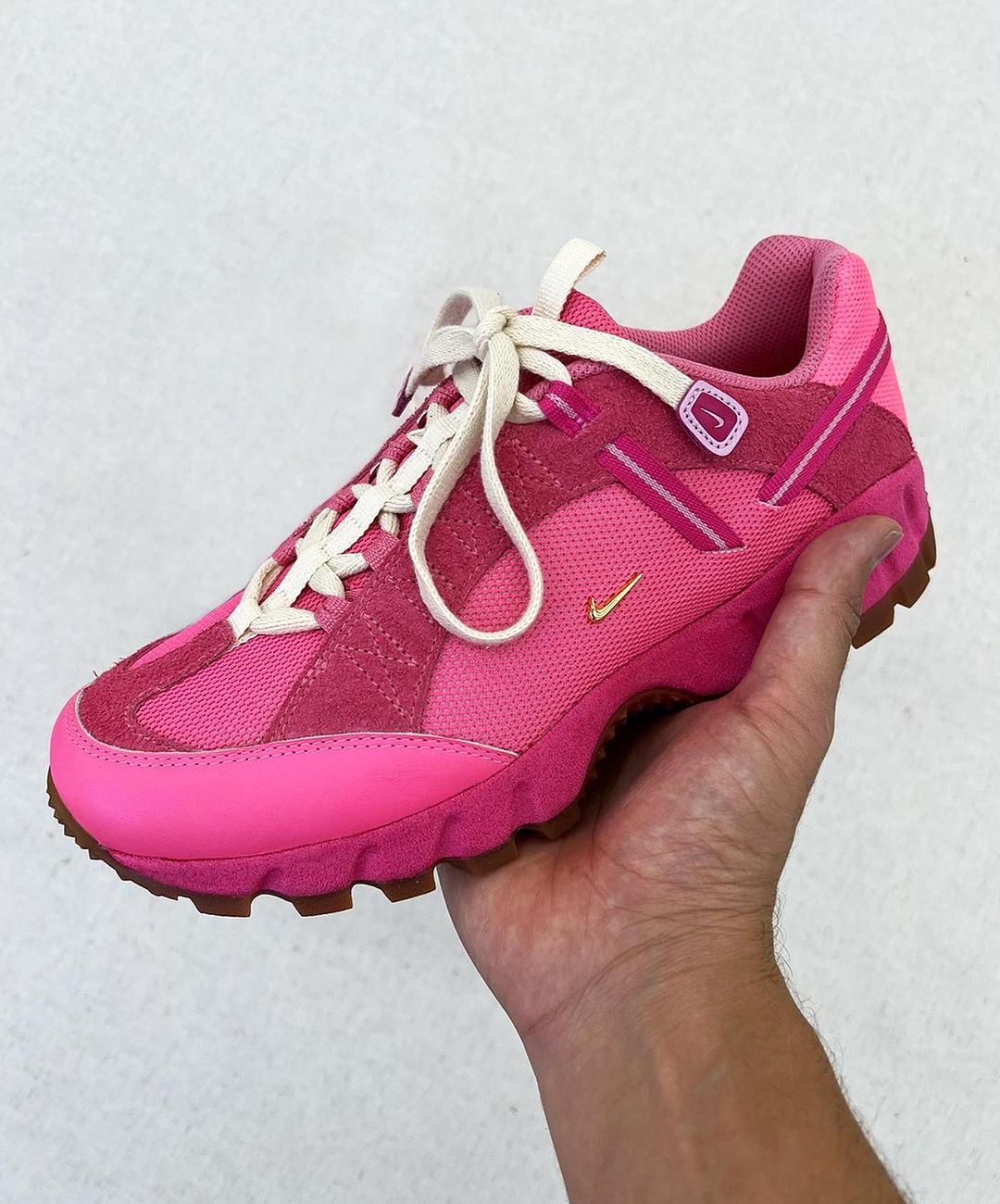 靴 JAQUEMUS NIKE AIR HUMARA Air Humara x Jacquemus 'Light Bone and Gold' (DR0420-001