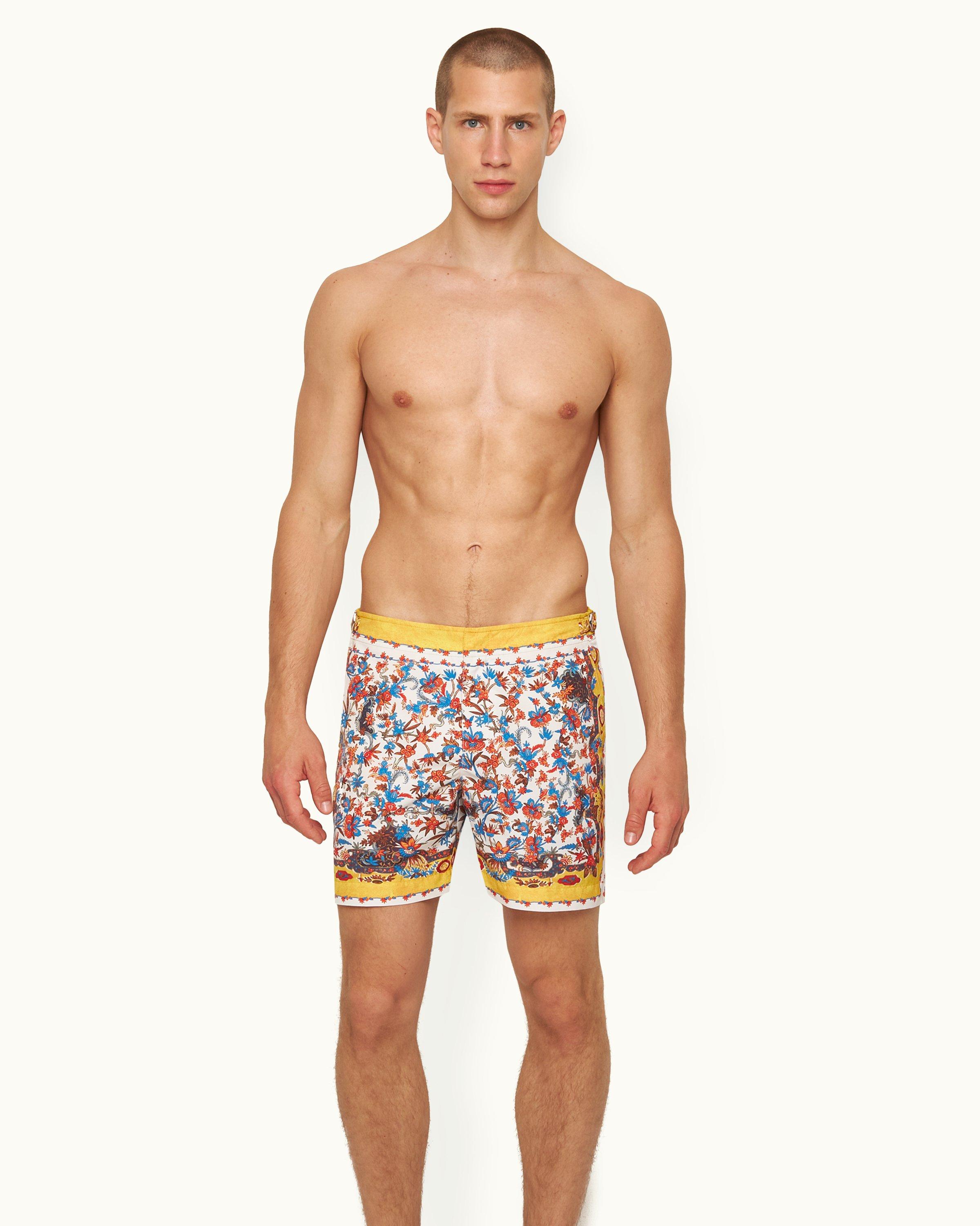 „Utopia“-Print mit Brown Badeshorts Mittellange Summer in Sunset | Orlebar