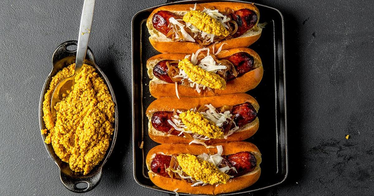 https://i8.amplience.net/i/traeger/20170702_Smoked-Bratwurst-with-Homemade-Mustard_RE_HE_M?scaleFit=poi%26%24poi2%24&fmt=auto&w=1200&qlt=default
