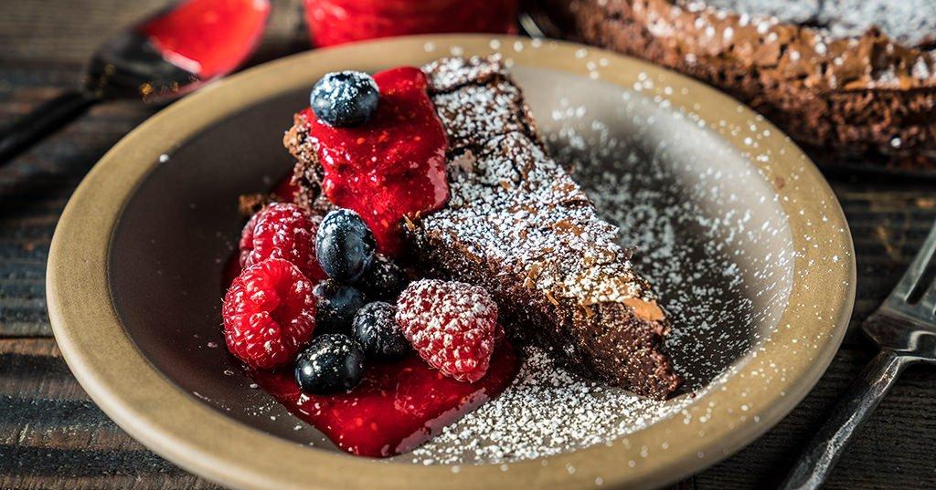 Featured image of post How to Make Flourless Chocolate Cake With Raspberry Sauce Recipe