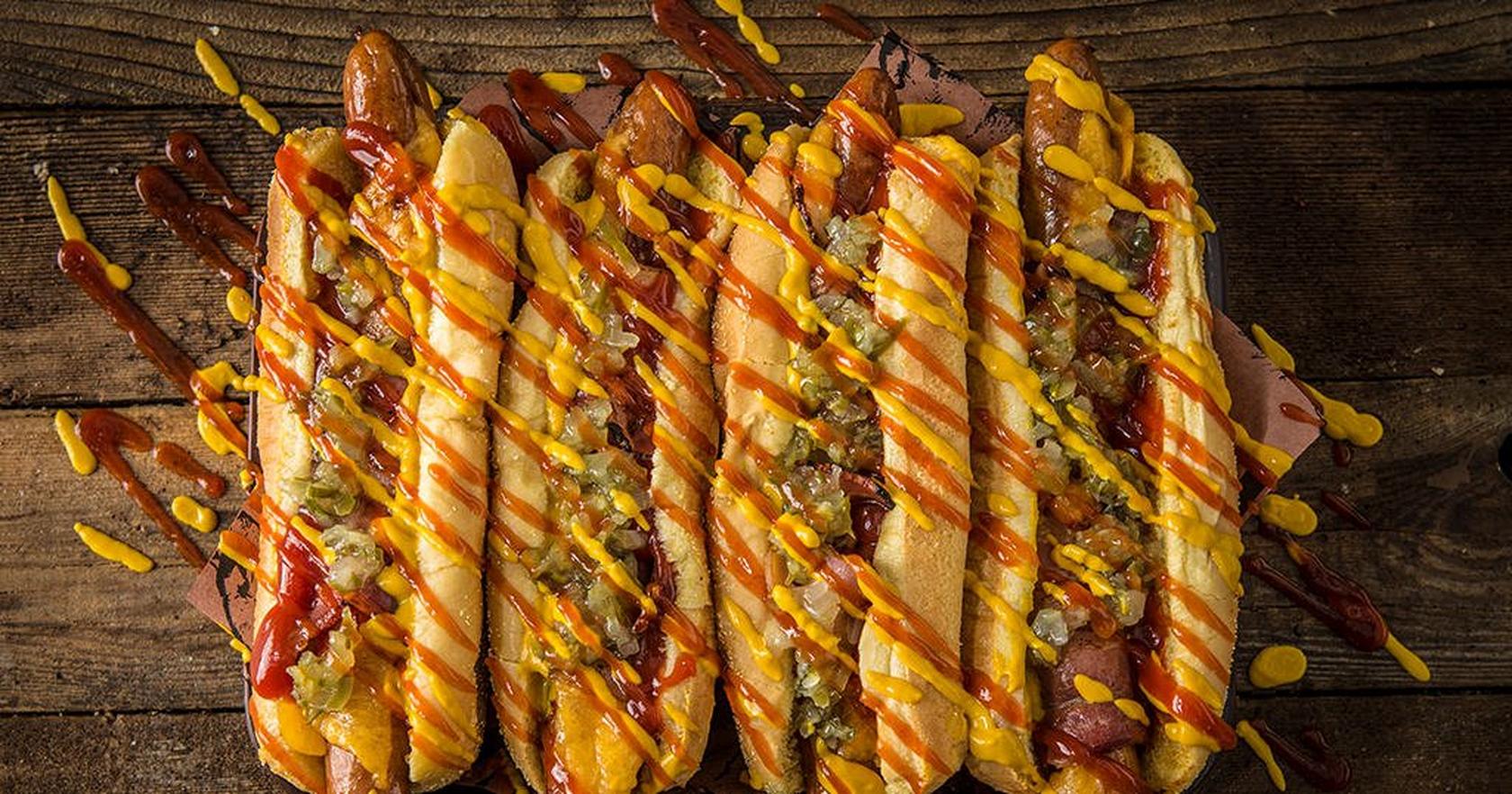 Grillede baconsvøbte hotdogs