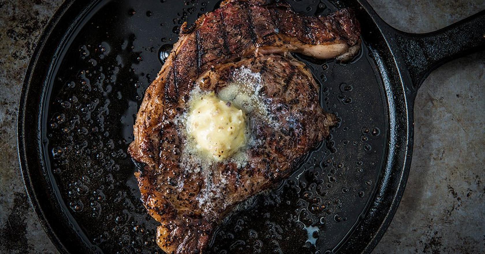 Rückwärts angebratenes Steak mit Knoblauchbutter