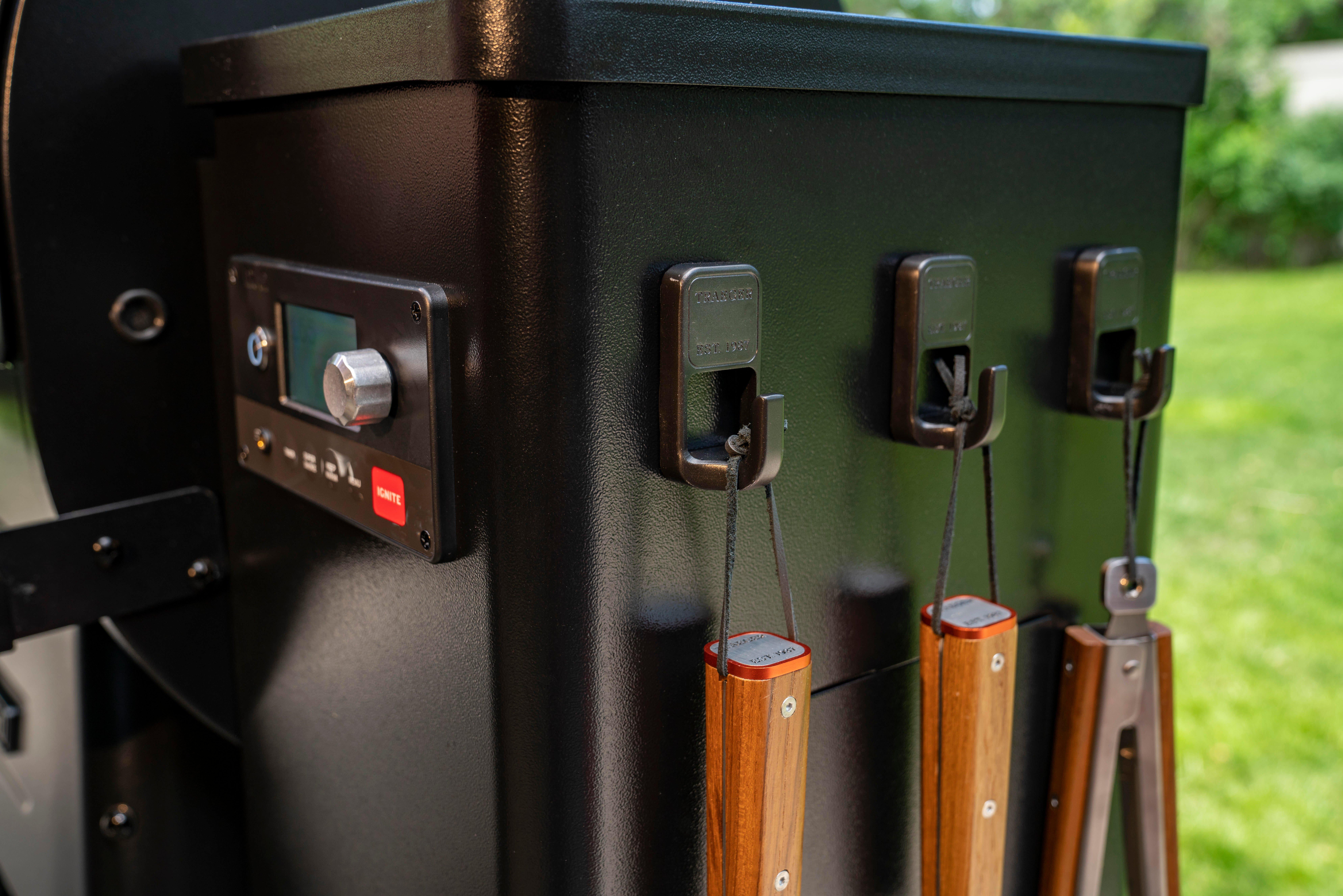 Magnetic_Grill_Hooks_Lifestyle