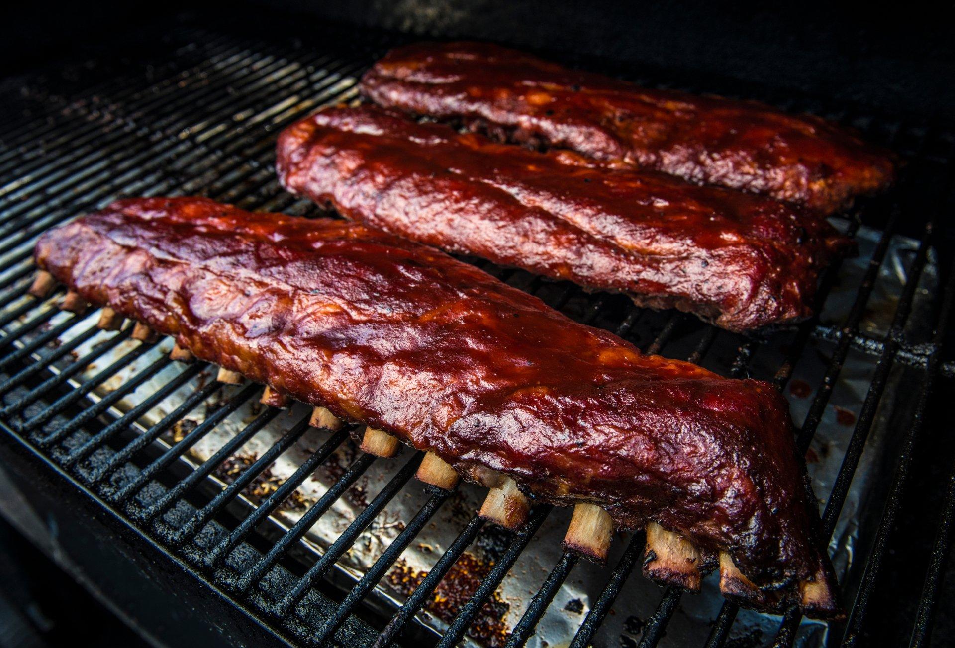 Traeger 烤炉内放置烤肉与探针