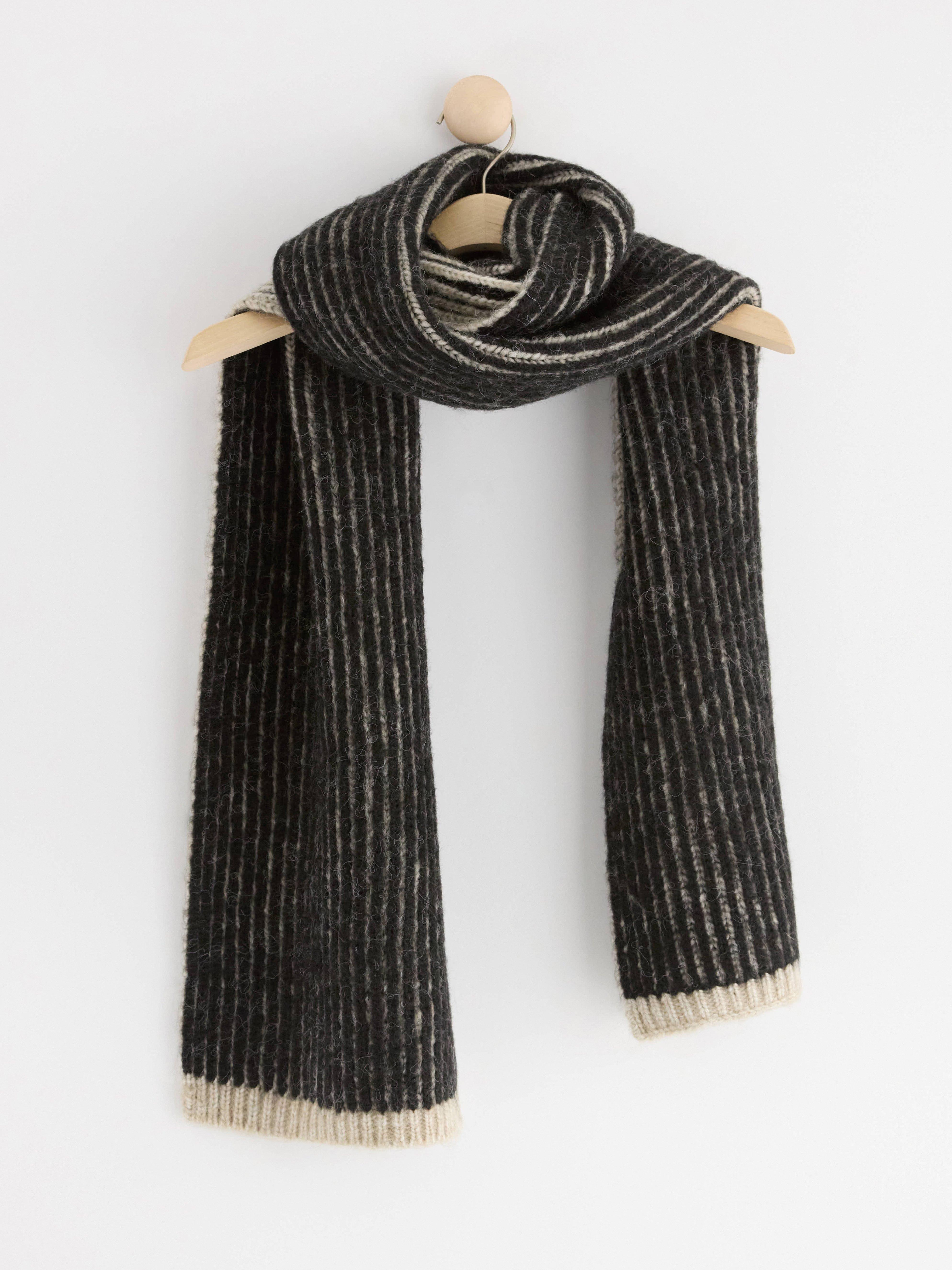 Knitted scarf | Lindex