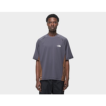 Tætsiddende basis-T-shirt med branding i stenfarve