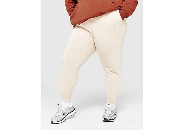 Nike Sportswear Club Fleece Joggingbroek met halfhoge taille voor dames (Plus Size) Sand Drift White- Dames
