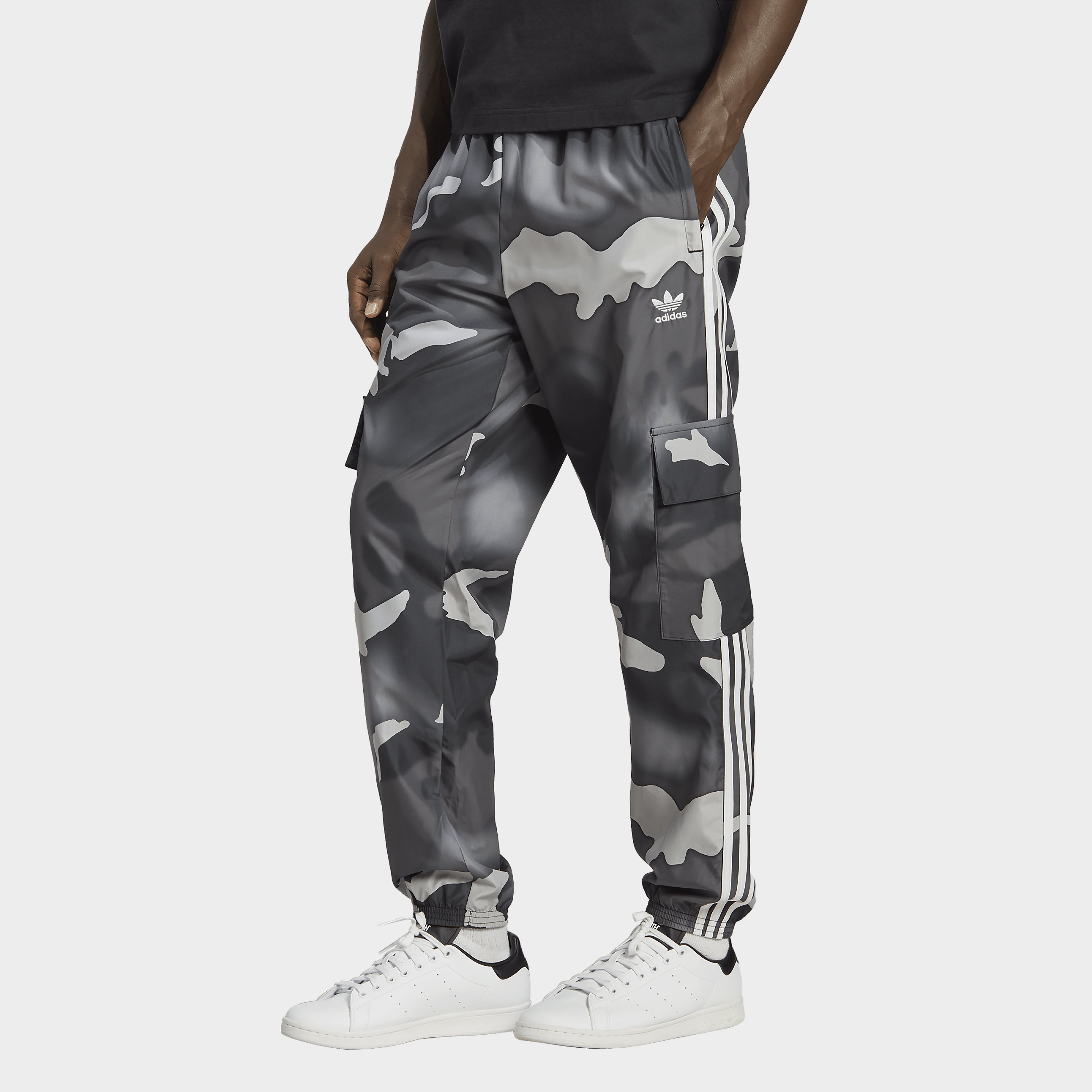 Pantalon adidas camuflaje 2025