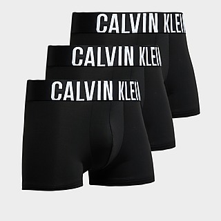 Ragazzo sexy con boxer Calvin Klein bianchi 